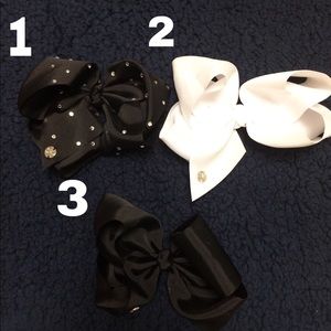 Jojo Bow- White and black select 1-3 ($8-1 bow)